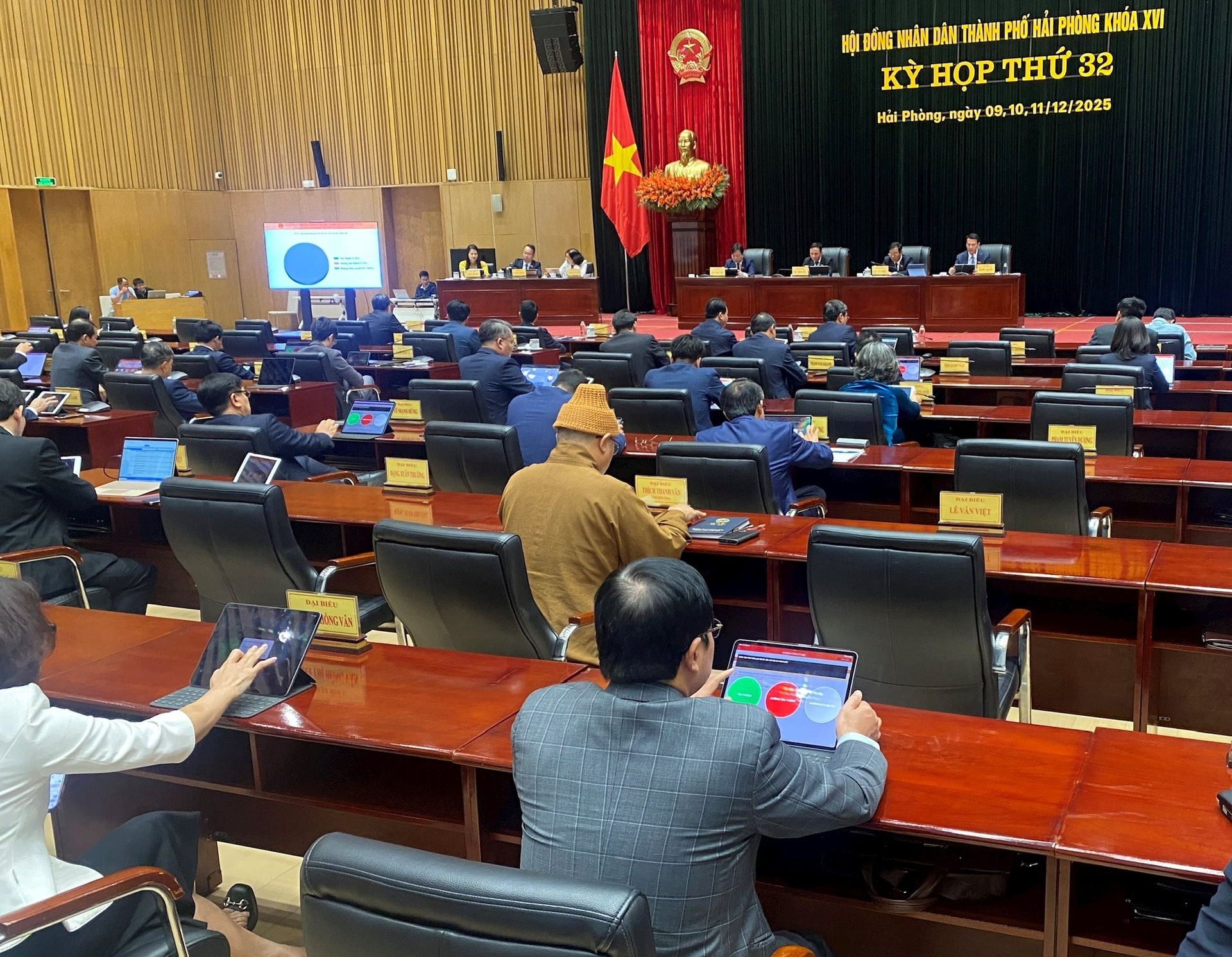 Đại biểu biểu quyết thông qua Nghị quyết tại kỳ họp