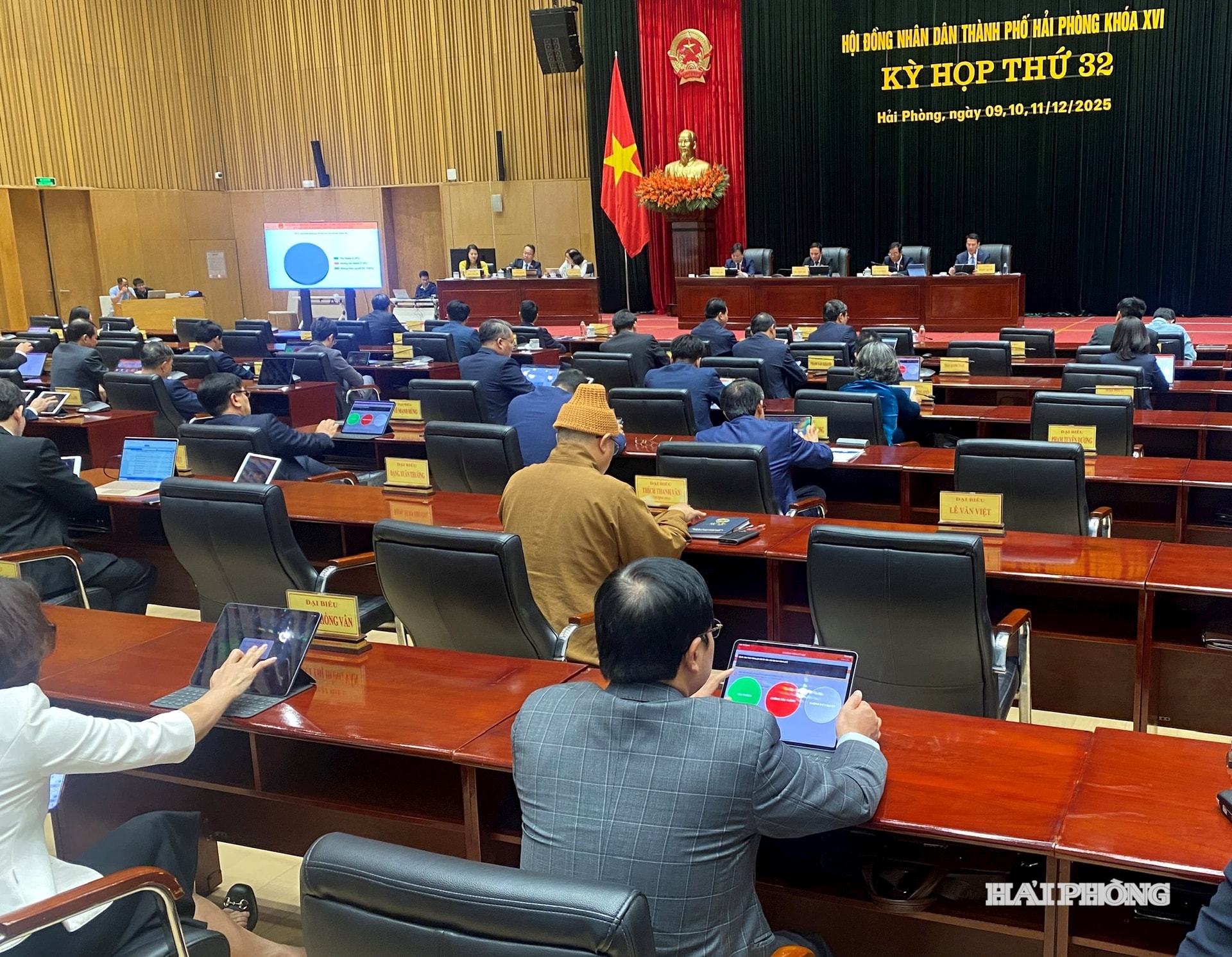 Đại biểu biểu quyết thông qua Nghị quyết tại kỳ họp