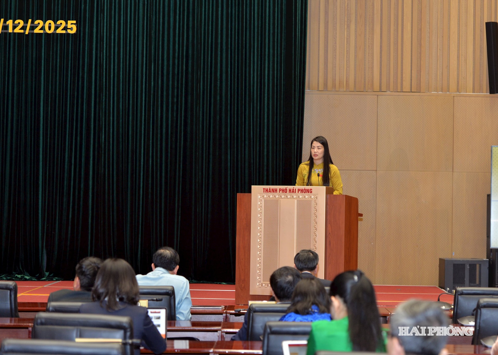 Thư ký kỳ họp báo cáo nội dung các Nghị quyết trình kỳ họp