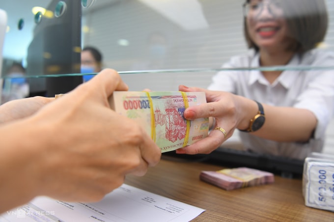 Khách hàng giao dịch tại một ngân hàng tư nhân. Ảnh: Giang Huy
