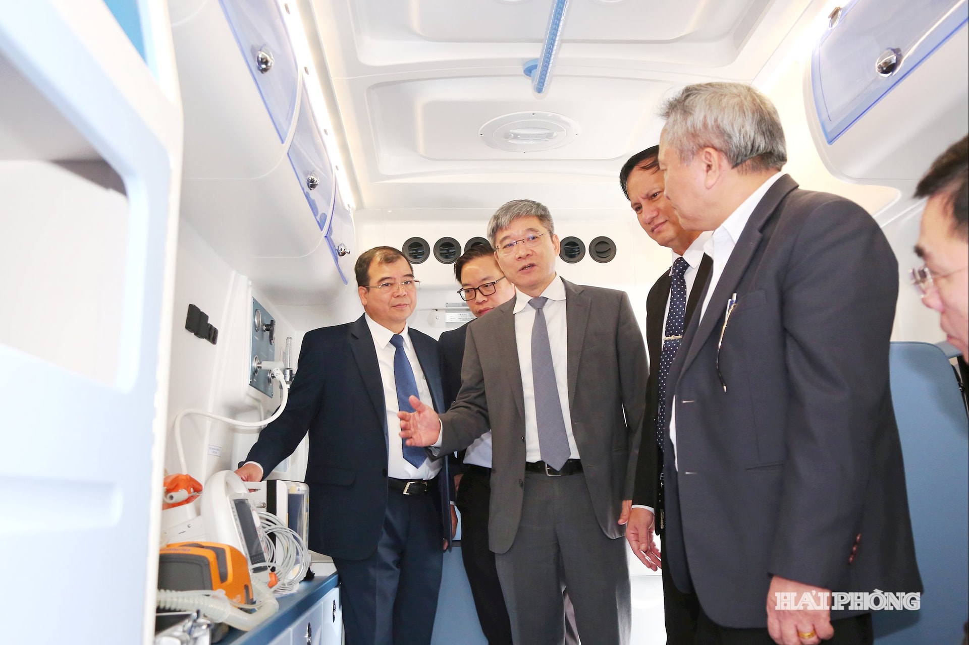 Os delegados visitaram as ambulâncias e os modernos equipamentos médicos doados pela Vingroup Corporation.