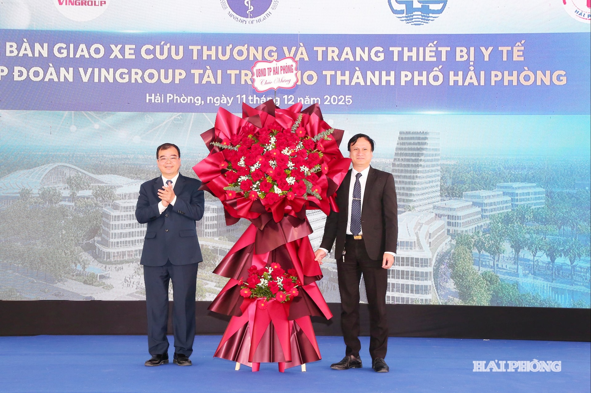 Representantes do Comitê Popular da Cidade de Hai Phong entregaram flores em sinal de felicitação ao Centro de Emergência 115 durante a cerimônia de entrega.