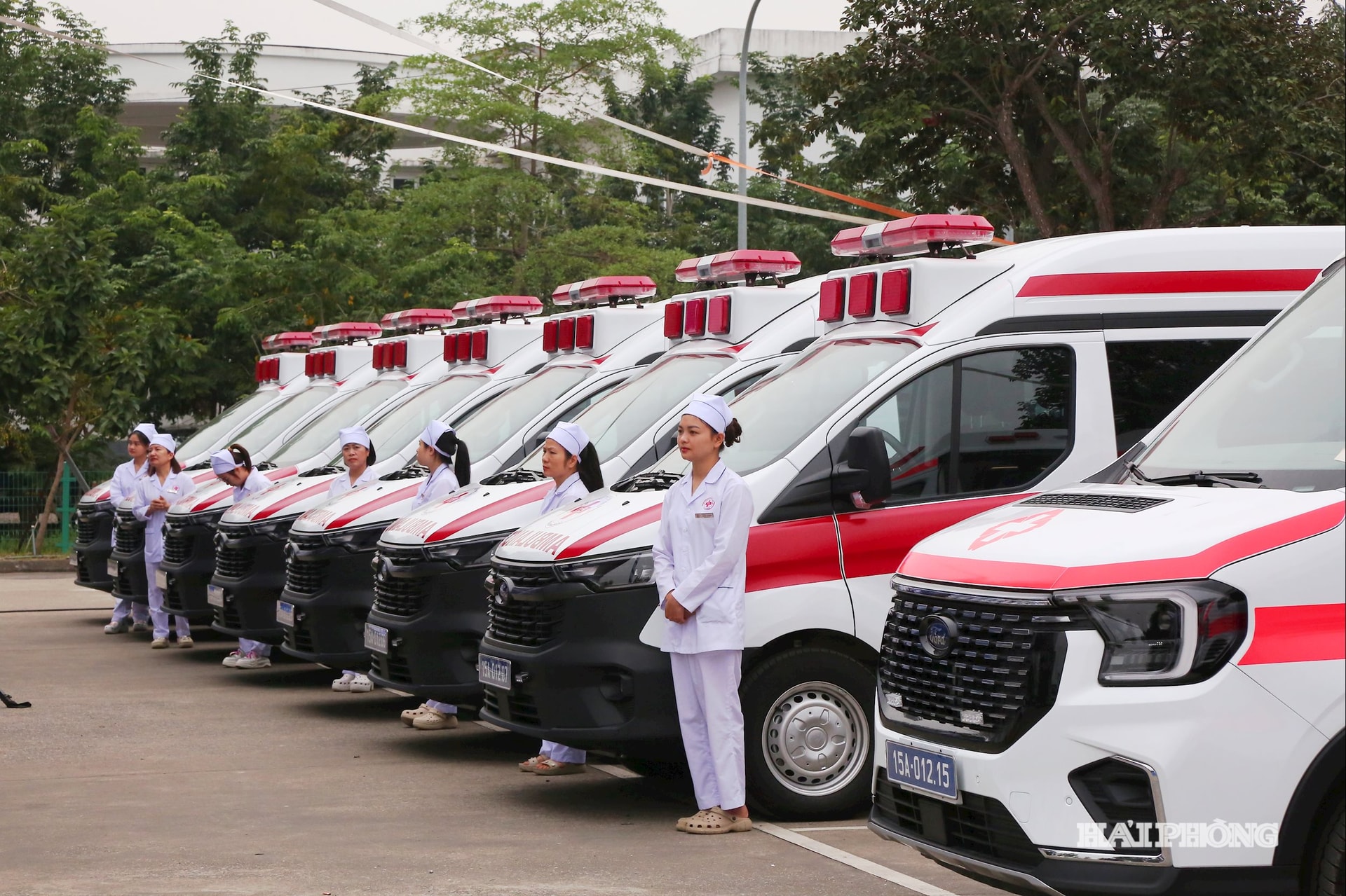 O Grupo Vinaup entregou 15 ambulâncias e equipamentos médicos modernos à cidade de Hai Phong.