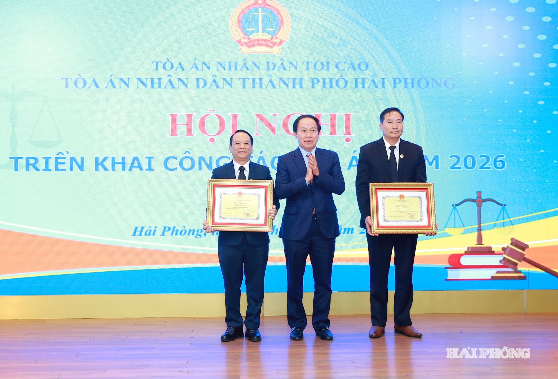 Đồng chí Lê Tiến Châu, Uỷ viên Trung ương Đảng, Bí thư Thành uỷ, Trưởng đoàn đại biểu quốc hội Hải Phòng trao bằng khen của UBND thành phố tặng các cá nhân tiêu biểu.