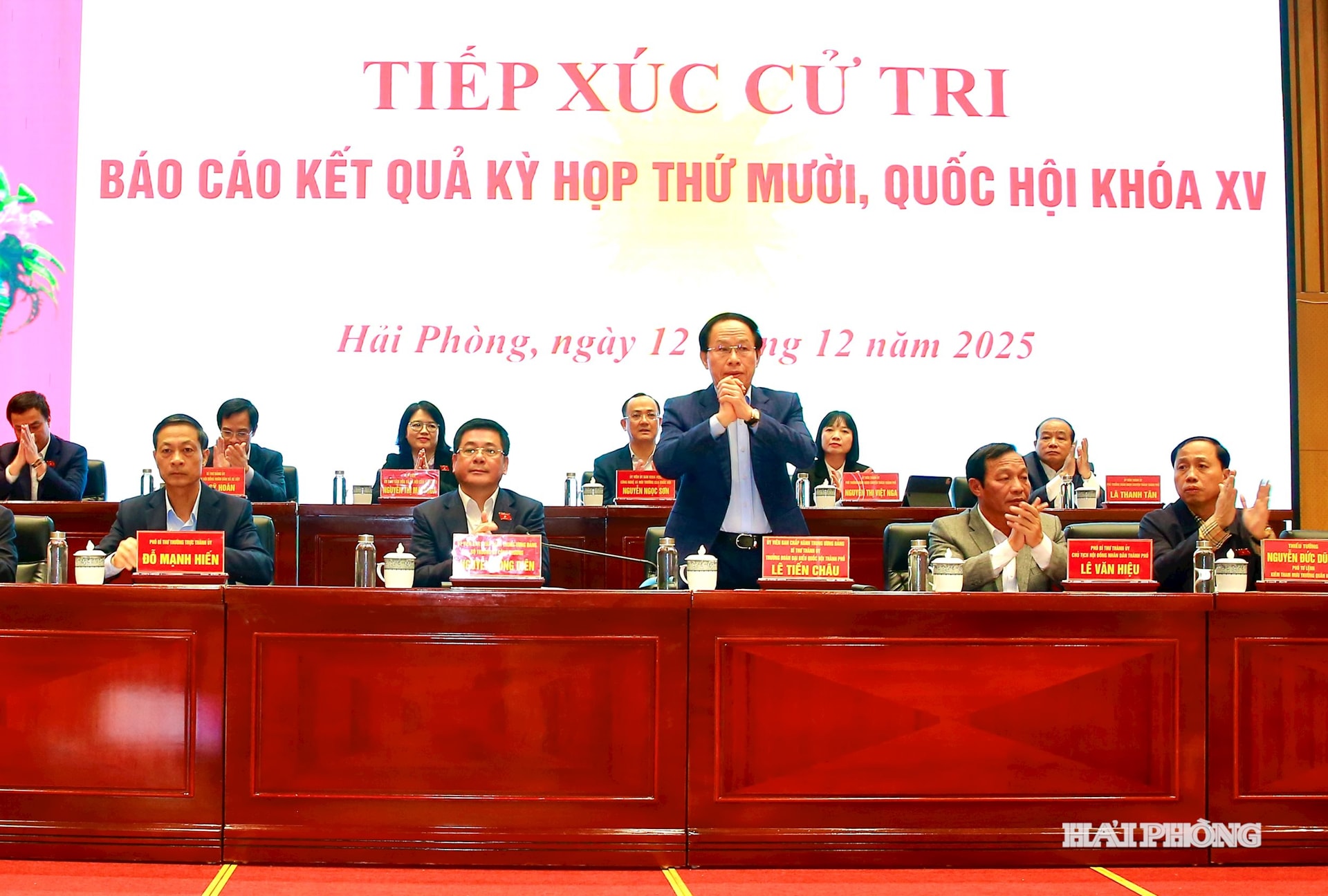 Đồng chí Lê Tiến Châu, Uỷ viên Trung ương Đảng, Bí thư Thành uỷ, Trưởng đoàn đại biểu quốc hội Hải Phòng cùng các các đại biểu quốc hội tiếp xúc cử tri Hải Phòng.