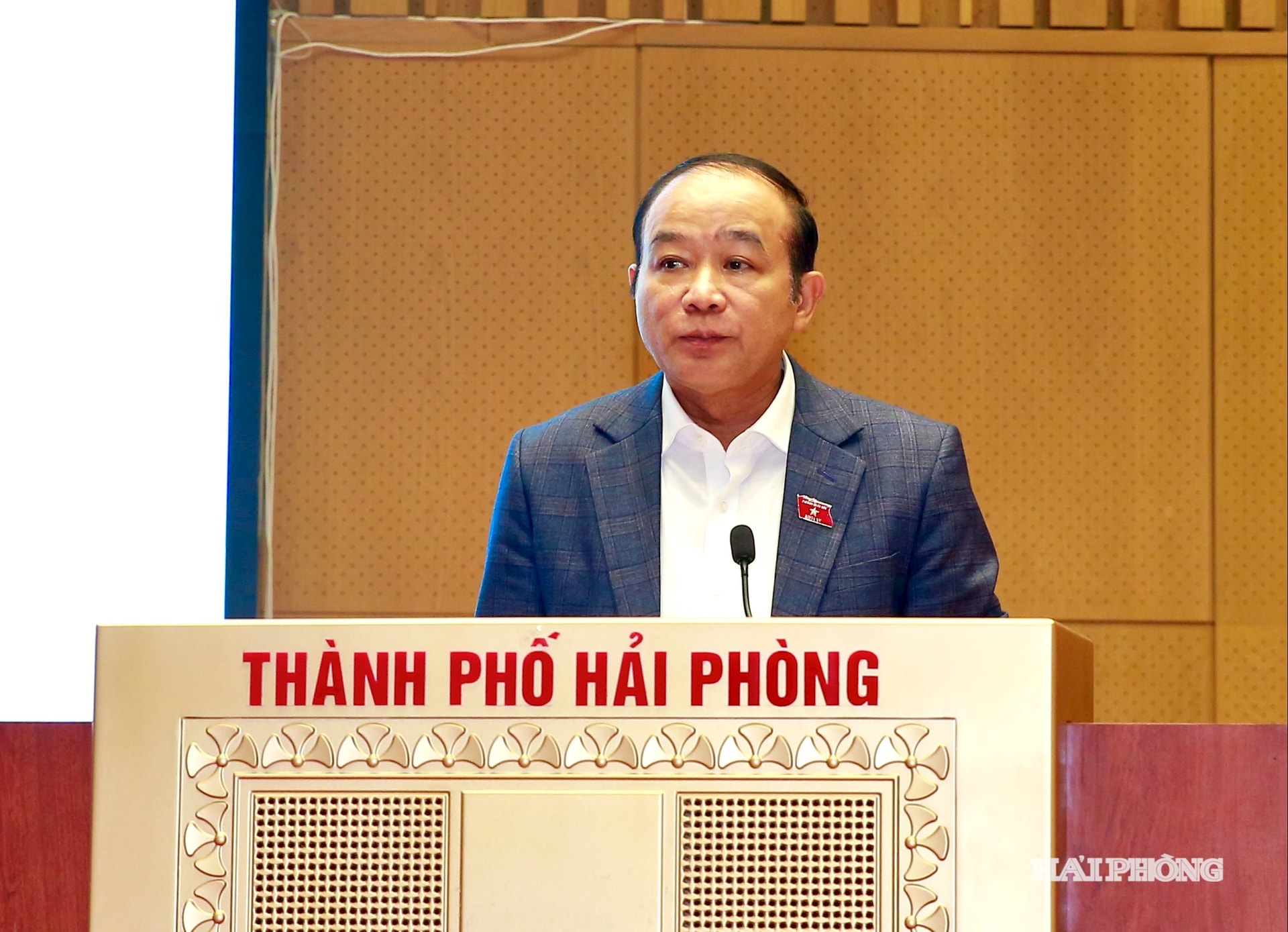 Đồng chí Lã Thanh Tân, Phó trưởng đoàn chuyên trách đoàn đại biểu Quốc hội Hải Phòng báo cáo kết quả Kỳ họp thứ mười, Quốc hội khoá XV tại cuộc tiếp xúc cử tri Hải Phòng.