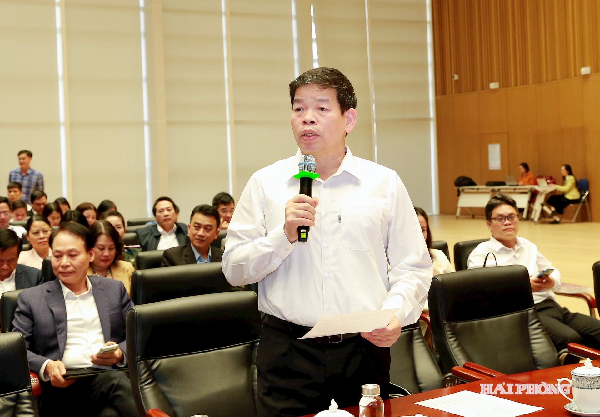 Cử tri nghành giáo dục phát biểu ý kiến.