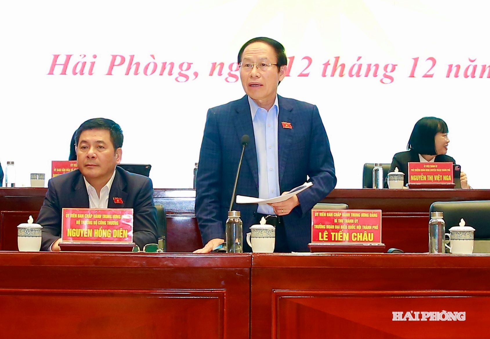 Đồng chí Lê Tiến Châu, Uỷ viên Trung ương Đảng, Bí thư Thành uỷ, Trưởng đoàn đại biểu quốc hội Hải Phòng cùng các các đại biểu quốc hội tiếp xúc cử tri Hải Phòng.