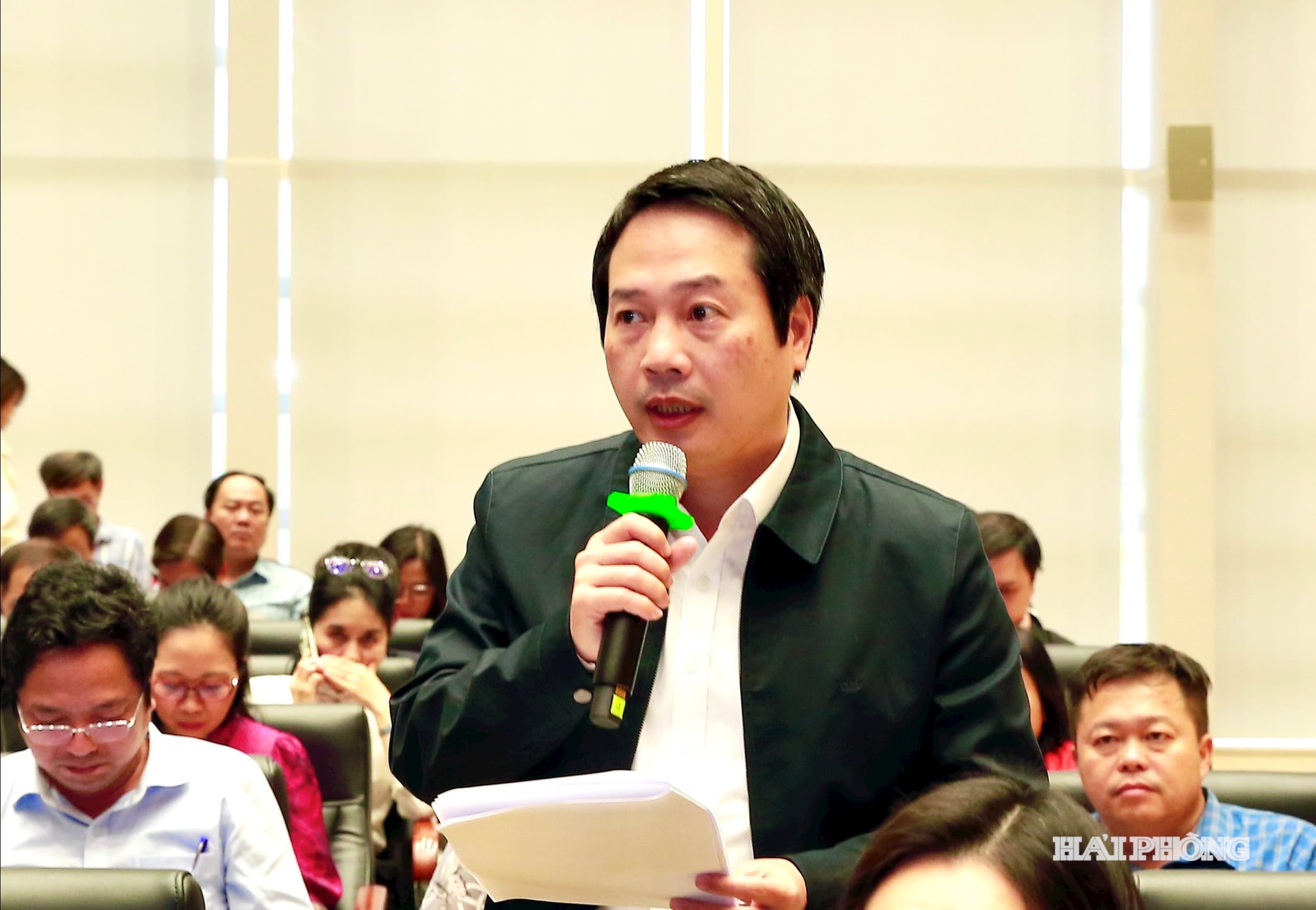 Đồng chí Nguyễn Ngọc Tú, Uỷ viên Thành uỷ, Giám đốc Sở Tài chính trả lời một số ý kiến của cử tri.