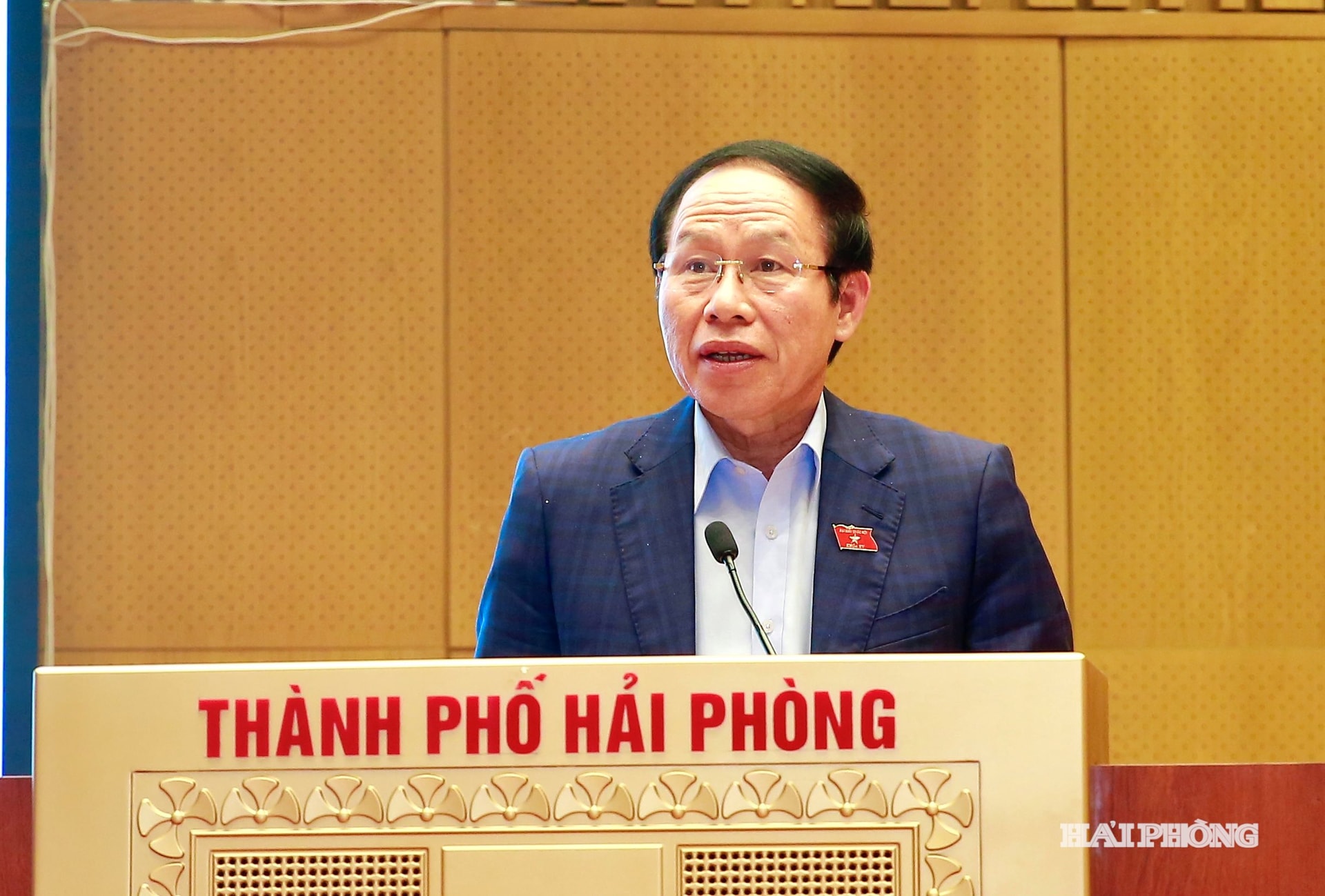 Đồng chí Lê Tiến Châu, Uỷ viên Trung ương Đảng, Bí thư Thành uỷ, Trưởng đoàn đại biểu quốc hội Hải Phòng tiếp thu và trả lời ý kiến của cử tri tại cuộc tiếp xúc cử tri Hải Phòng.