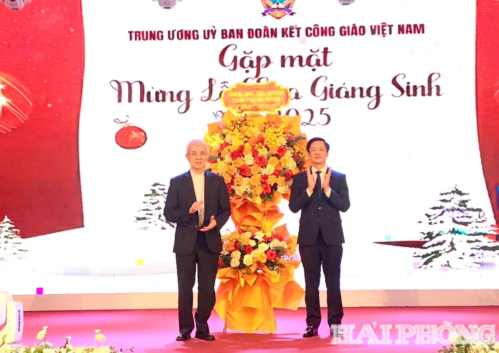 Ảnh trang 1: Đồng chí Phạm Văn Lập, Uỷ viên Đoàn Chủ tịch Trung ương MTTQ Việt Nam, Phó bí thư Thành ủy, Chủ tịch Uỷ ban MTTQ thành phố tặng hoa chúc mừng Uỷ ban Đoàn kết Công giáo Việt Nam.