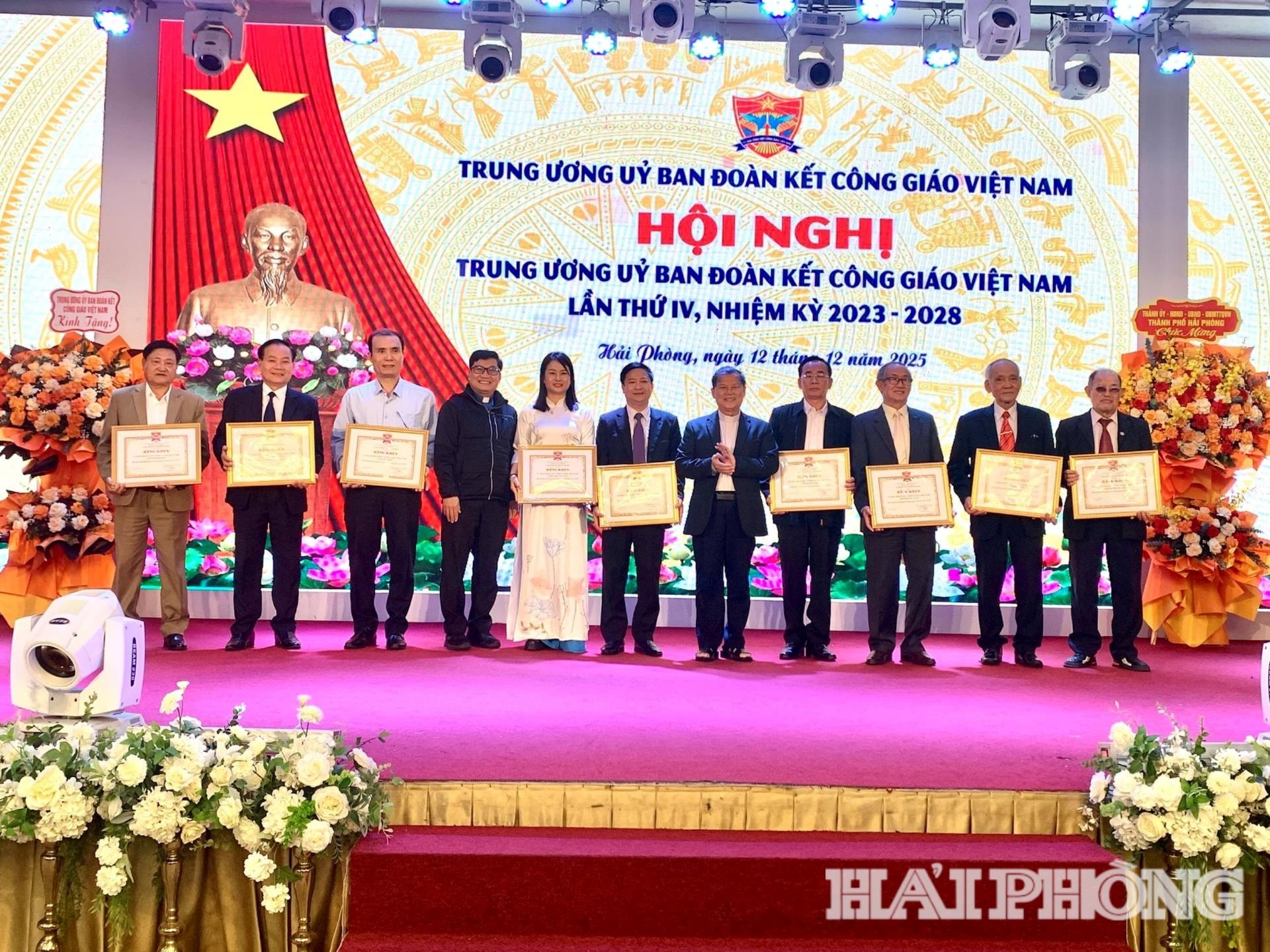 Các tập thể, cá nhân được biểu dương, khen thưởng.