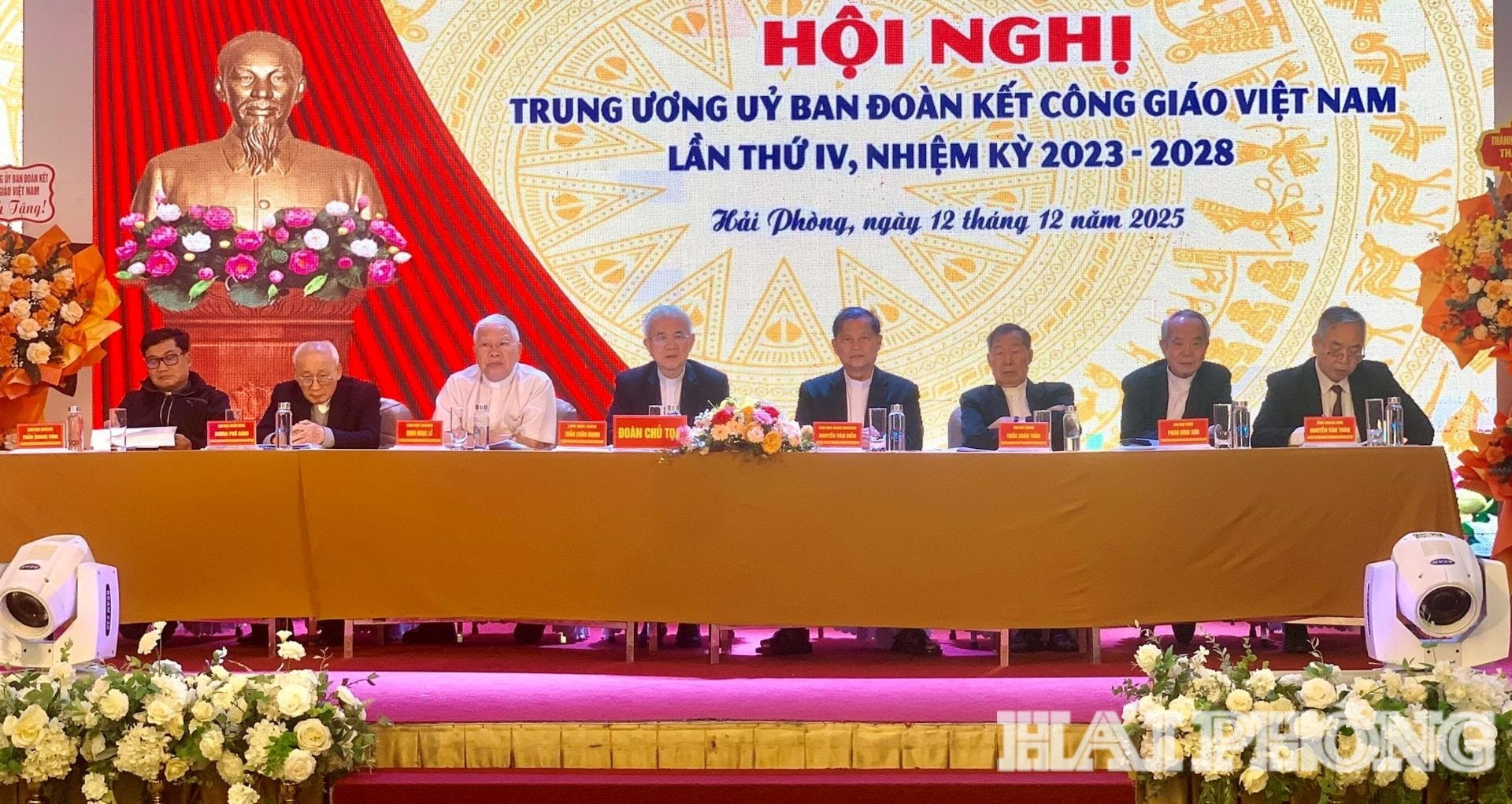 Đoàn Chủ tịch điều hành hội nghị.
