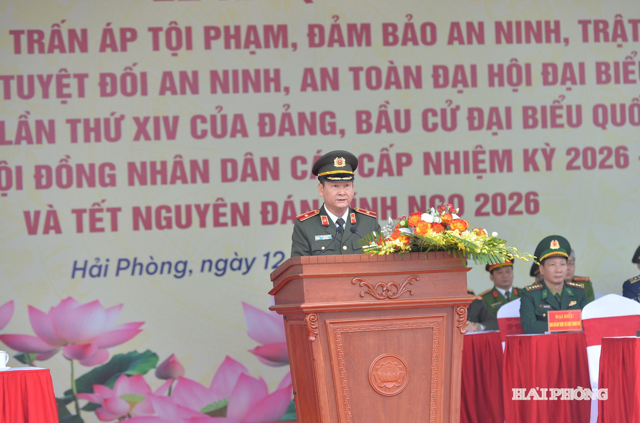 Thiếu tướng Bùi Quang Bình, Giám đốc Công an thành phố phát biểu giao nhiệm vụ cho các lực lượng tại lễ ra quân