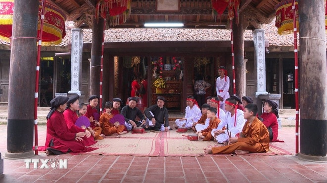 Các nghệ nhân làng Xoan gốc biểu diễn Hát Xoan tại Đình Hùng Lô, xã Hùng Lô, thành phố Việt Trì đã thu hút đông đảo người dân và du khách tham gia. (Ảnh TTXVN phát) ttxvn-ve-den-hung-nghe-hat-xoan-lang-co-2603.jpg