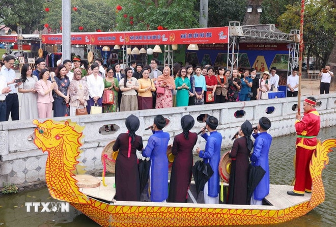 Bà Lê Thị Bích Trân, Phu nhân Thủ tướng Chính phủ Phạm Minh Chính và nhóm Phụ nữ cộng đồng ASEAN tại Hà Nội thưởng thức màn biểu diễn hát Quan họ của các liền anh, liền chị tỉnh Bắc Ninh. (Ảnh: Phạm Kiên/TTXVN) ttxvn-chuong-trinh-giao-luu-giua-phu-nhan-thu-tuong-chinh-phu-va-nhom-phu-nu-cong-dong-asean-tai-ha-noi-8.jpg