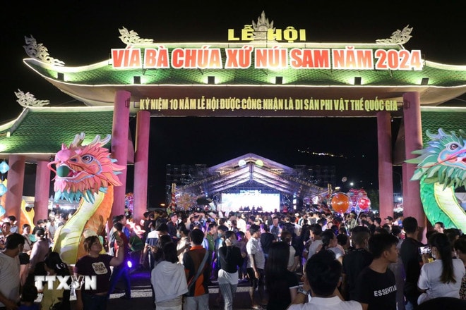 Lễ hội vía bà chúa Xứ Núi Sam. (Nguồn: TTXVN) ttxvn-khai-mac-le-hoi-via-ba-chua-xu-nui-sam-nam-2024-2805-1382.jpg