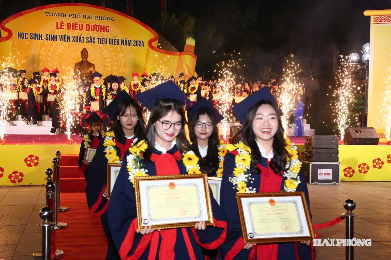Các học sinh, sinh viên có thành tích xuất sắc năm 2024 được thành phố biểu dương, khen thưởng.