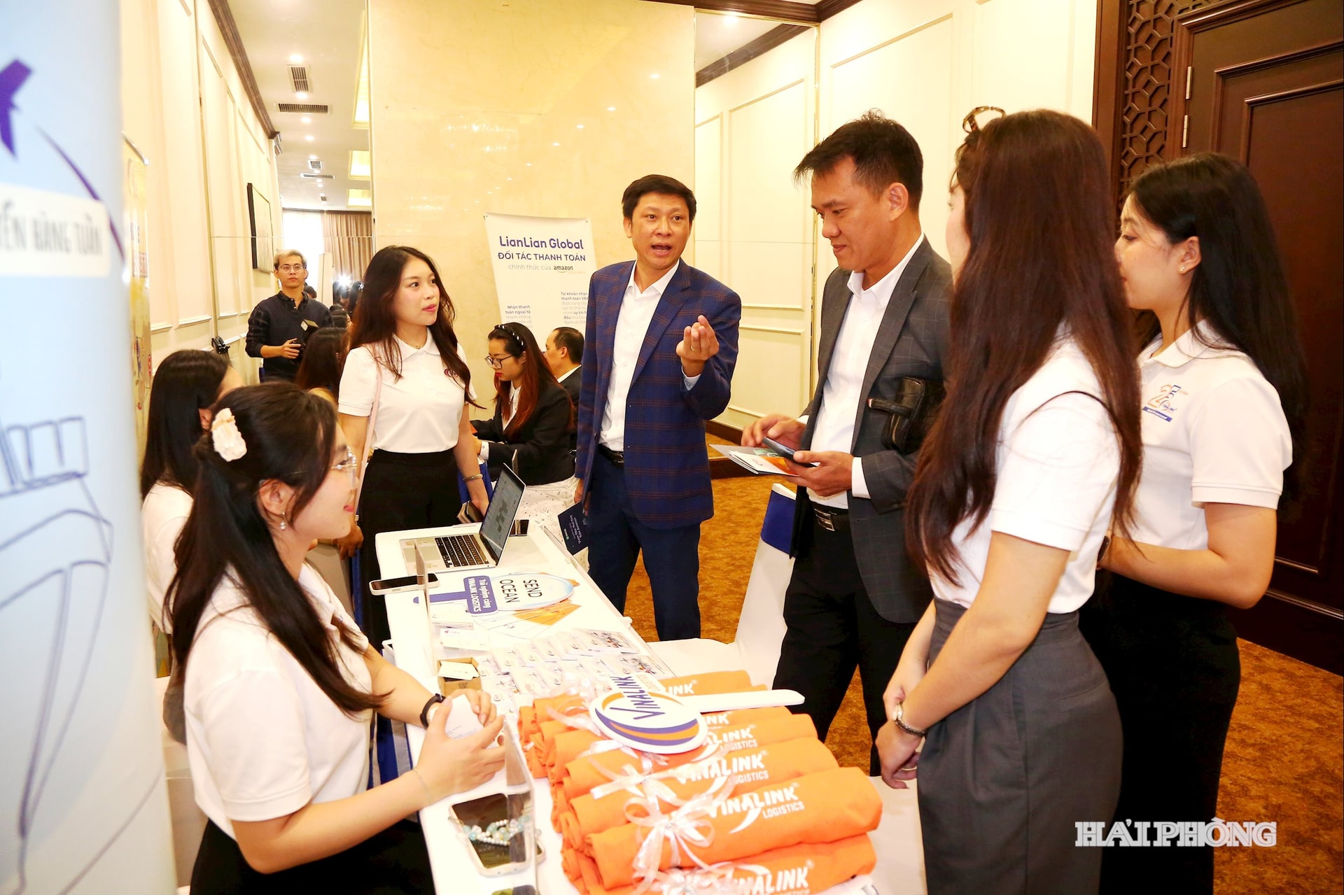 Οι επιχειρήσεις συμμετέχουν σε δικτύωση εξαγωγών με την Amazon. Φωτογραφία: Do Hien