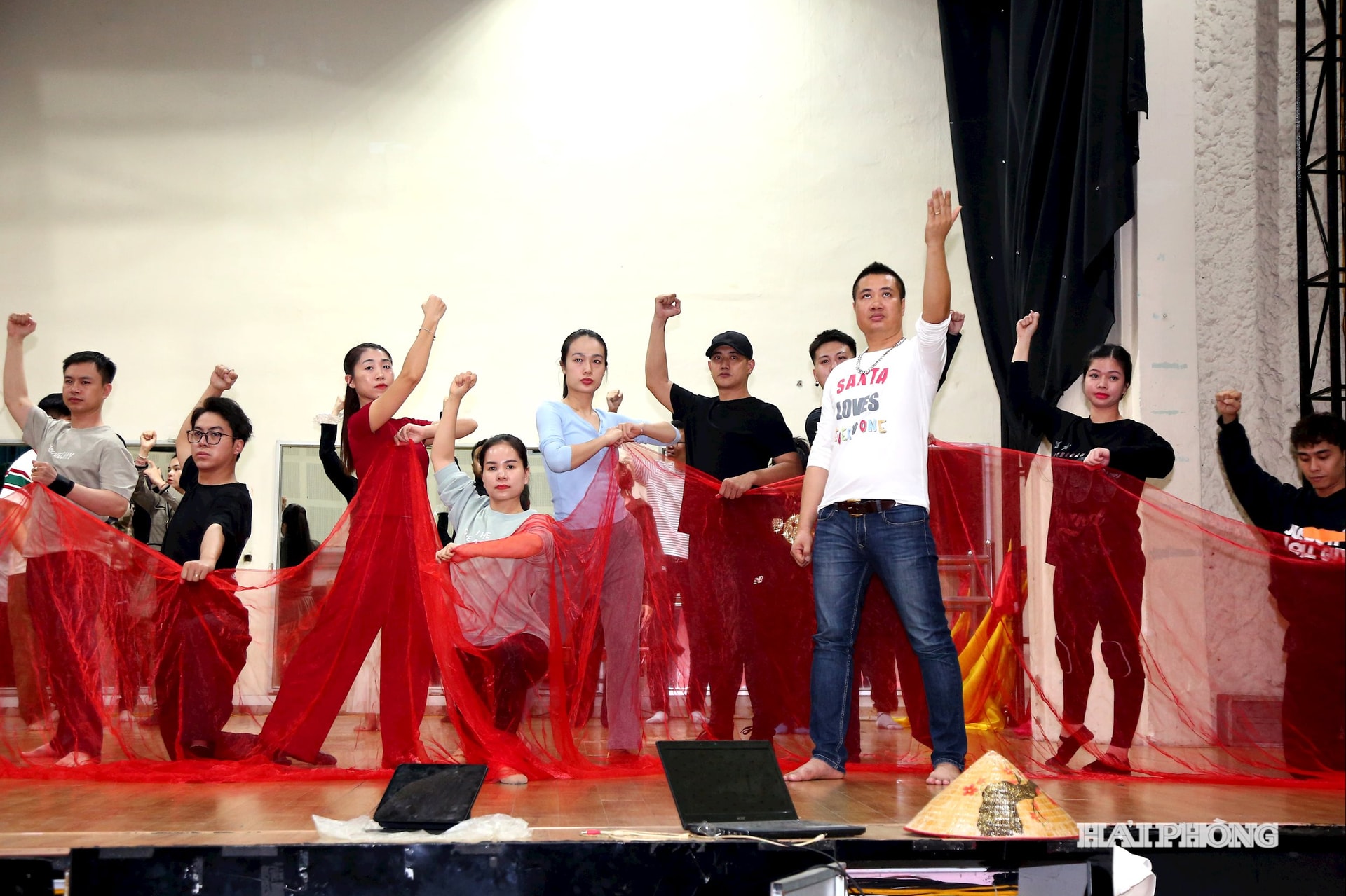 Para artis dan pelakon dari Teater Seni Kontemporari sedang berlatih sebagai persediaan untuk program baharu.