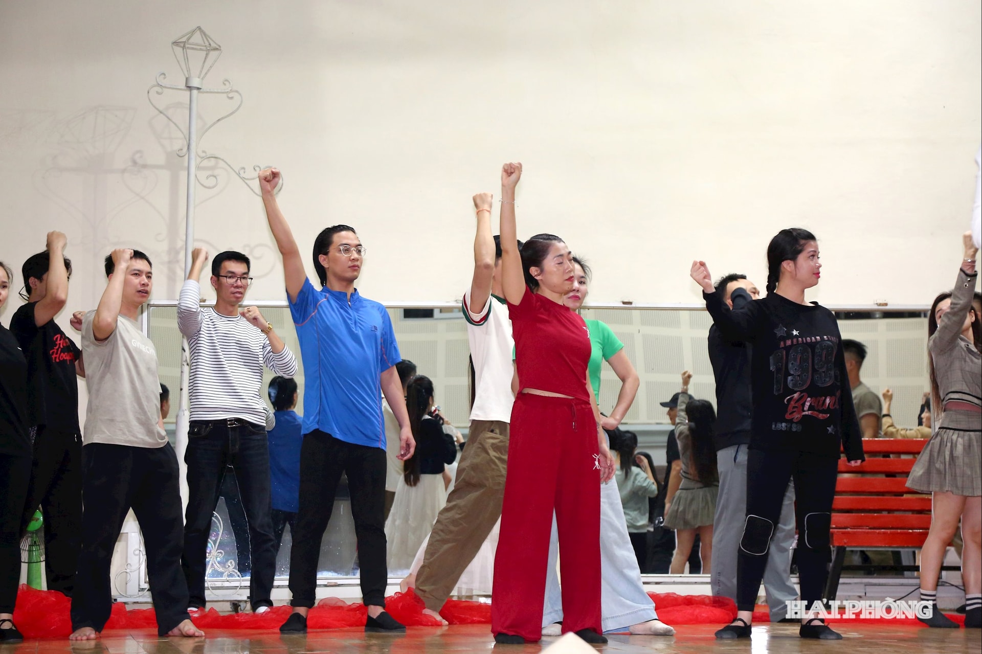 Para artis dan pelakon dari Teater Seni Kontemporari sedang berlatih sebagai persediaan untuk program baharu.