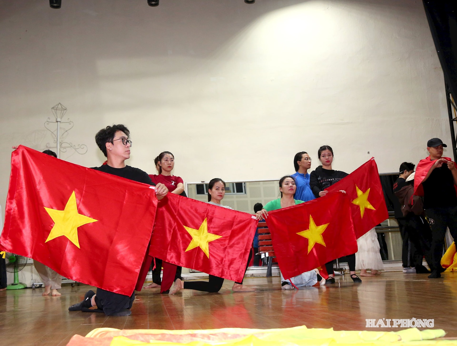 Para artis dan pelakon dari Teater Seni Kontemporari sedang berlatih sebagai persediaan untuk program baharu.