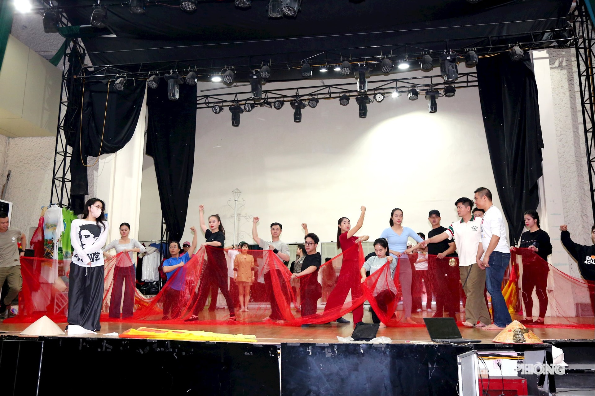 Para artis dan pelakon dari Teater Seni Kontemporari sedang berlatih sebagai persediaan untuk program baharu.