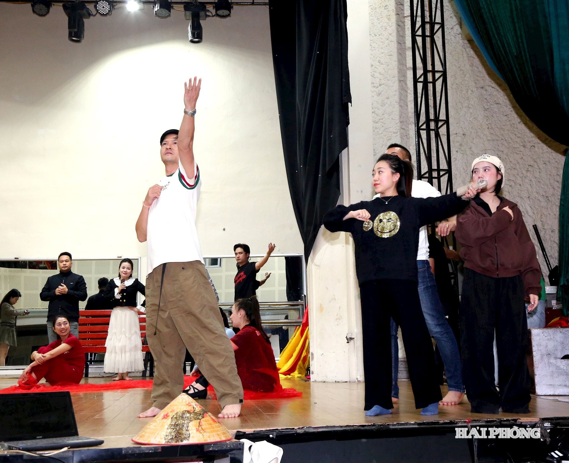 Para artis dan pelakon dari Teater Seni Kontemporari sedang berlatih sebagai persediaan untuk program baharu.