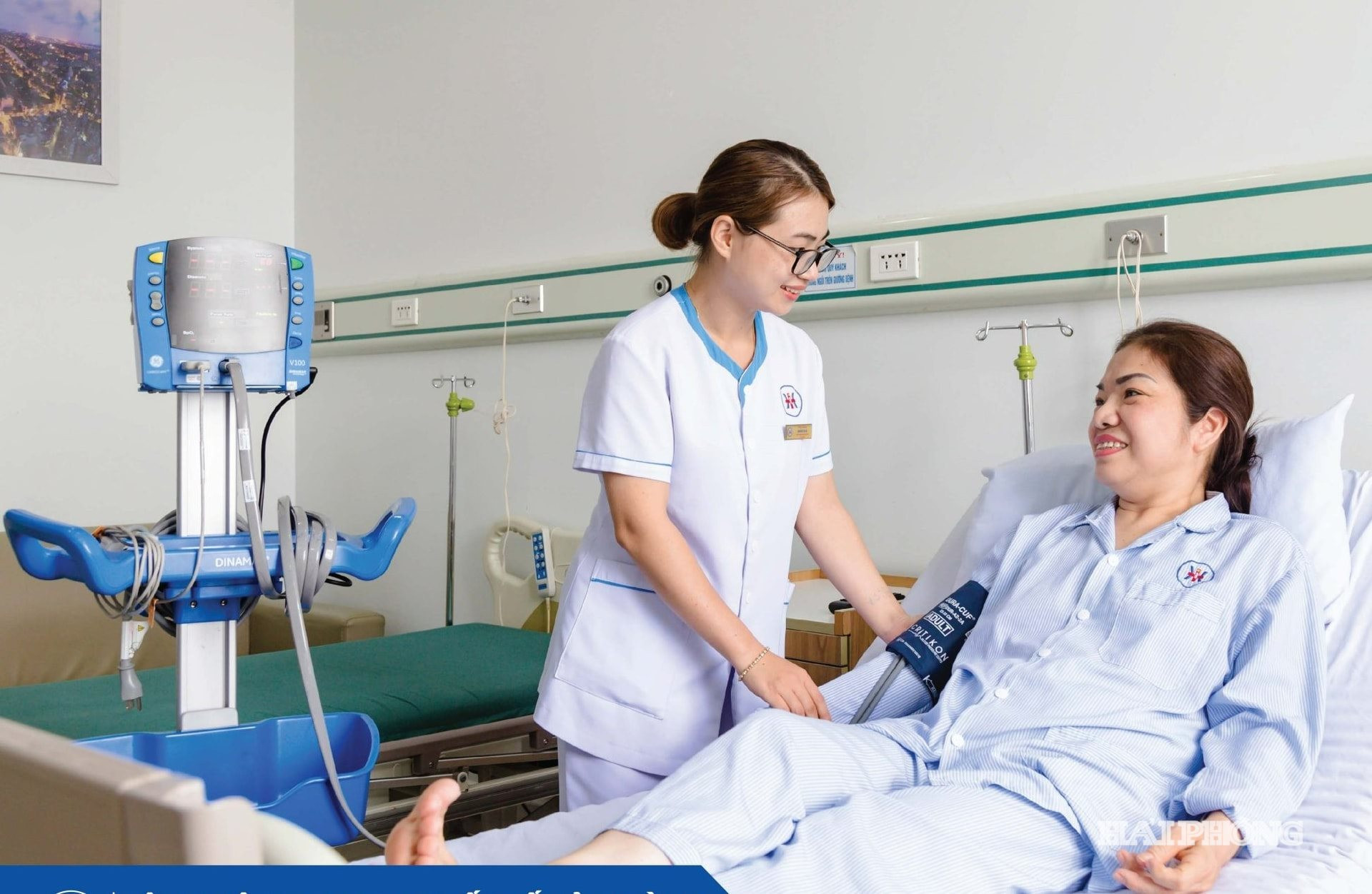 Các y, bác sĩ kiểm tra huyết áp của người bệnh.