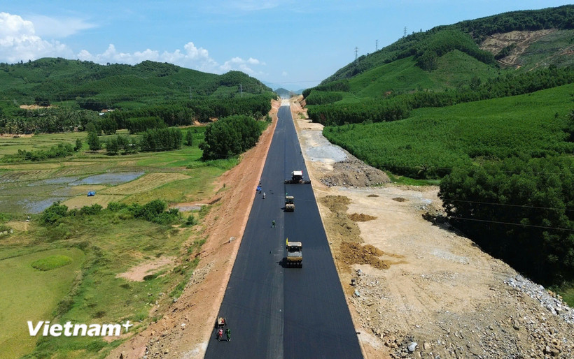 Nhà thầu thi công thảm bêtông nhựa nền đường Dự án cao tốc Quy Nhơn-Chí Thạnh. (Ảnh: Khánh Hùng/Vietnam+)
