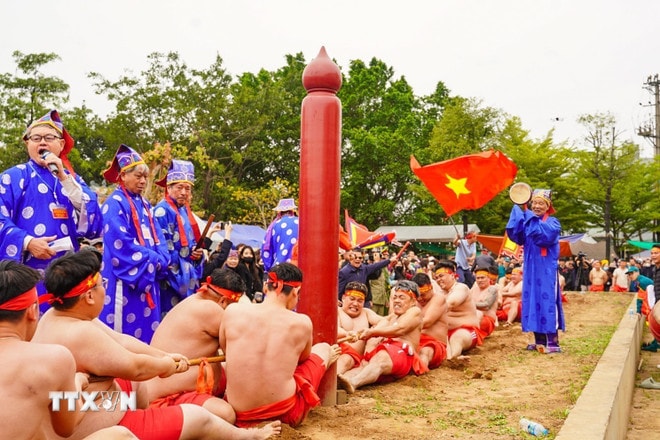 Nghi lễ và thực hành trò chơi Kéo co Ngồi Đền Trấn Vũ thu hút đông người dân đến tham dự và cổ vũ. (Ảnh: Thanh Tùng/TTXVN) ttxvn-keo-co-1-13.jpg