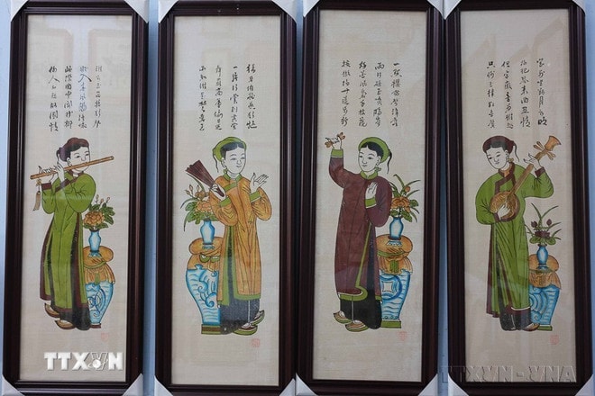 Tranh dân gian Đông Hồ được chia thành nhiều loại: Tranh thờ, tranh chúc tụng, tranh lịch sử, tranh truyện, tranh phương ngôn, tranh cảnh vật và tranh phản ánh sinh hoạt. (Ảnh: Hoàng Hiếu/TTXVN) ttxvn-tranh-dong-ho-14.jpg