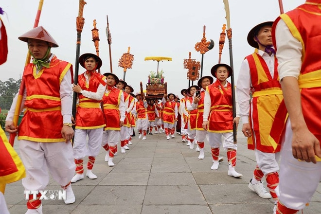 Nghi lễ rước kiệu về Đền Hùng trong dịp Giỗ Tổ Hùng Vương - Lễ hội Đền Hùng là nghi lễ truyền thống được các xã vùng ven di tích duy trì, bảo tồn hàng ngàn năm nay. (Ảnh: Tạ Toàn/TTXVN) ttxvn-gio-to-hung-vuong-2024-2603-2.jpg