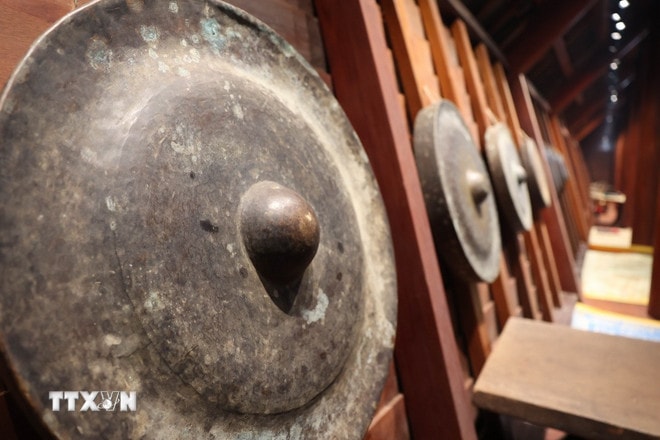 Một bộ cồng chiêng của người Ê Đê được treo ở vị trí trang trọng trong nhà dài truyền thống. (Ảnh: Tuấn Anh/TTXVN) ttxvn-0312-cong-chieng-tay-nguyen-5.jpg