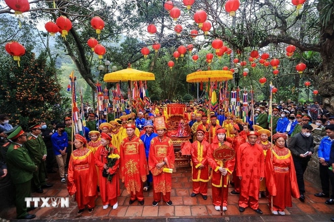 Hội Gióng tại đền Sóc được chuẩn bị lễ vật vô cùng công phu như đàn voi và giò hoa tre. (Ảnh: Tuấn Anh/TTXVN) ttxvn-0502-le-hoi-den-giong.jpg