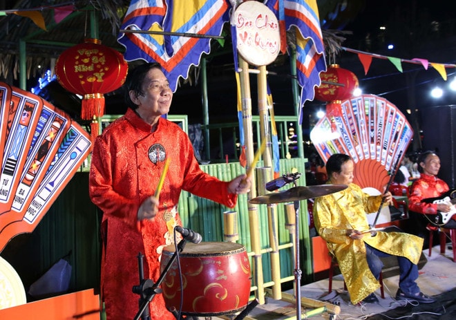 Nghệ sĩ ưu tú Trương Tuấn Hải đánh trống phục vụ trình diễn bài chòi. (Ảnh: Trần Lê Lâm/TTXVN) bai-choi.jpg