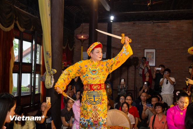 Tín ngưỡng thờ Mẫu. (Nguồn: Vietnam+) vnp-tienhuong-32.jpg