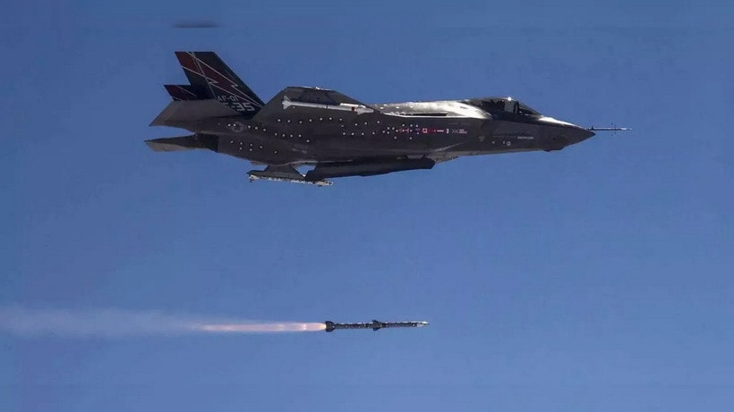 Máy bay F-35 đang thử nghiệm tên lửa AMRAAM. (Ảnh: Reuters)