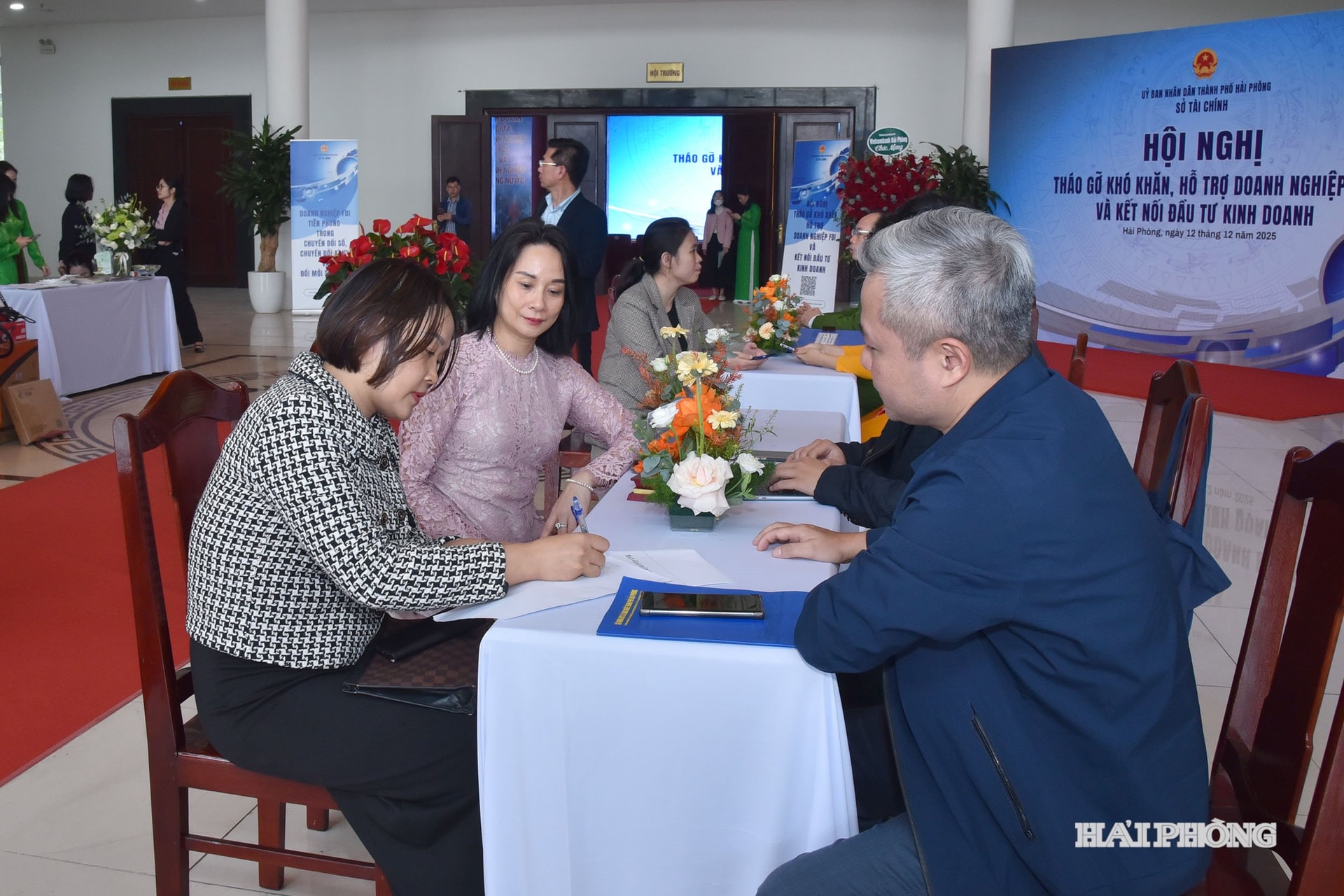 Agensi dan unit berhubung dan menyokong perniagaan.