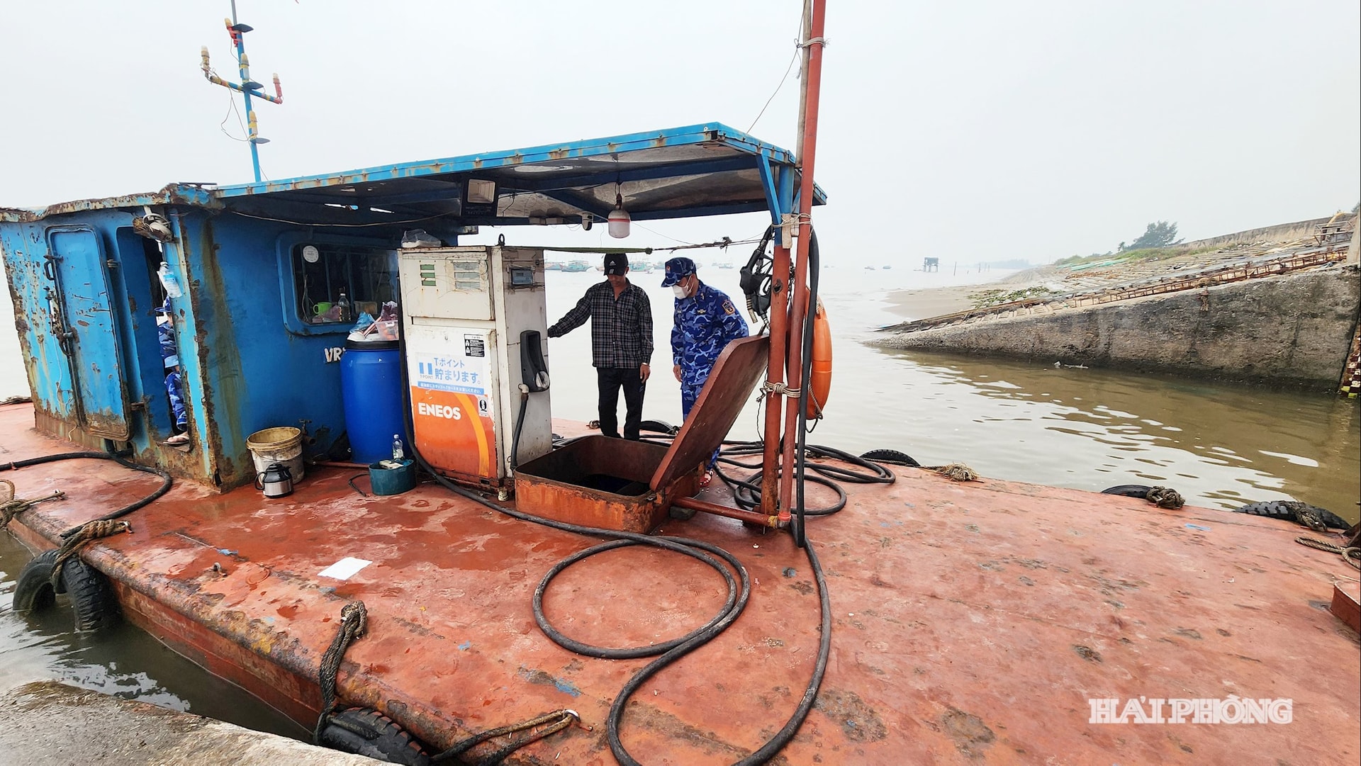 Tàu chở dầu không rõ nguồn gốc bị lực lượng chức năng tạm giữ