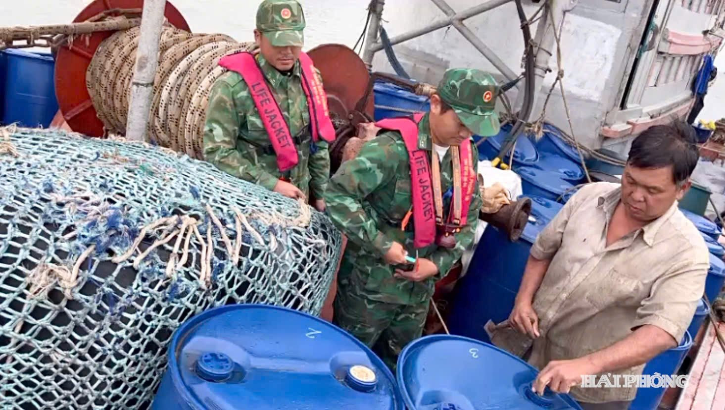 Lực lượng chức năng kiểm tra số dầu trên tàu
