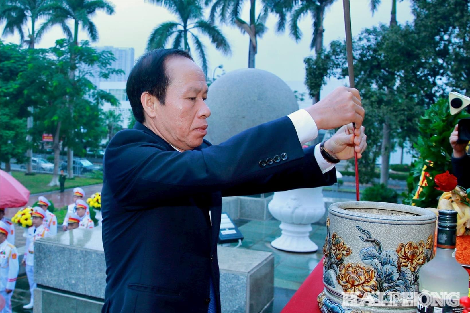 Đồng chí Lê Tiến Châu, Ủy viên Trung ương Đảng, Bí thư Thành ủy, Trưởng Đoàn đại biểu Quốc hội thành phố Hải Phòng dâng hương tại Đài tưởng niệm các Anh hùng liệt sĩ thành phố.