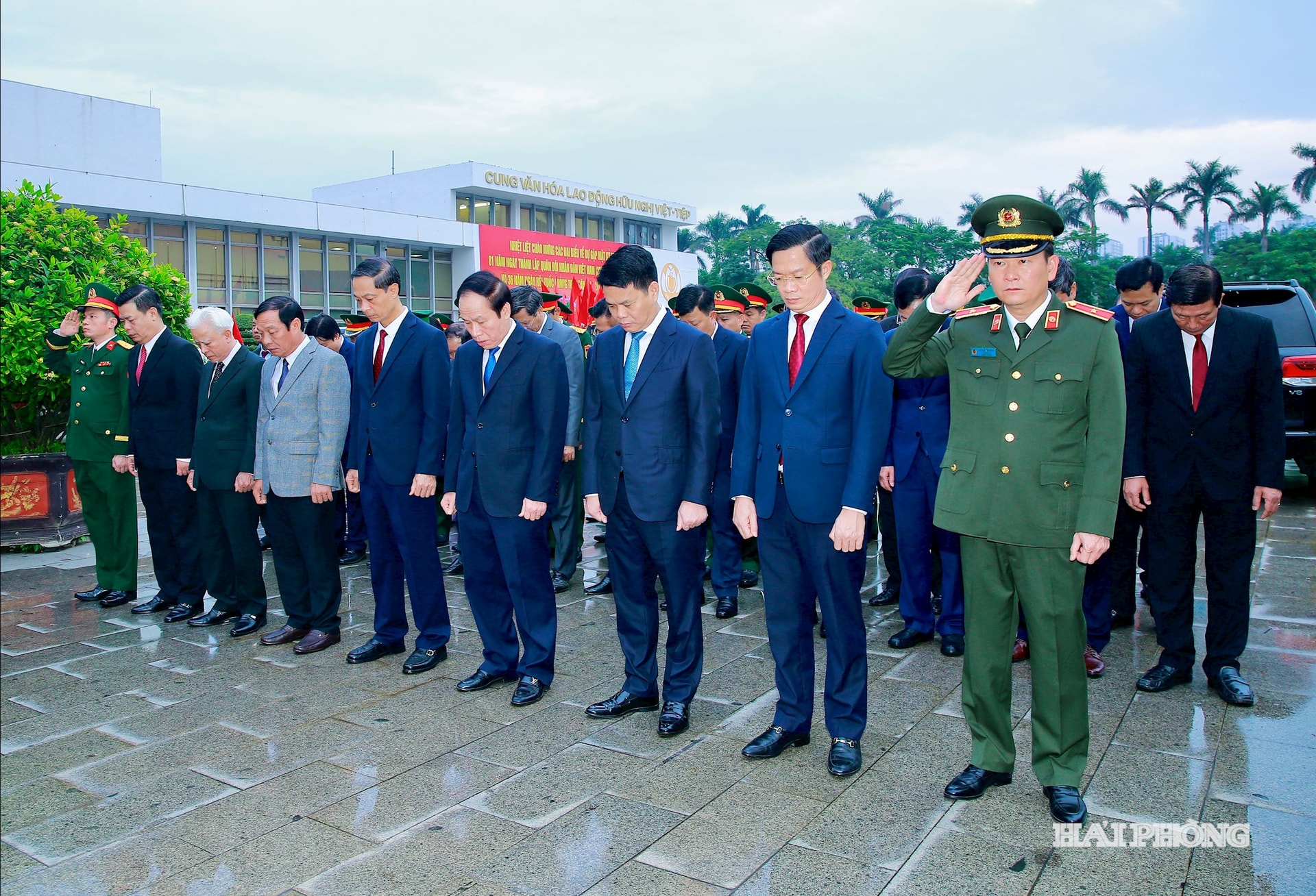 Các đồng chí lãnh đạo thành phố tưởng niệm đồng chí Nguyễn Đức Cảnh.