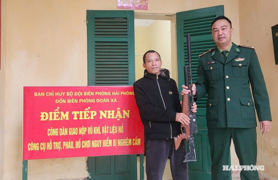 Anh Nguyễn Văn Khơi đến Đồn Biên phòng Đoàn Xá giao giao nộp vũ khí, phảo nổ