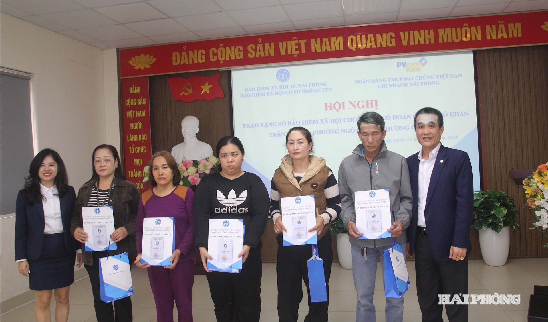 Különböző egységek vezetői társadalombiztosítási könyveket ajándékoztak nehéz helyzetben lévő embereknek.