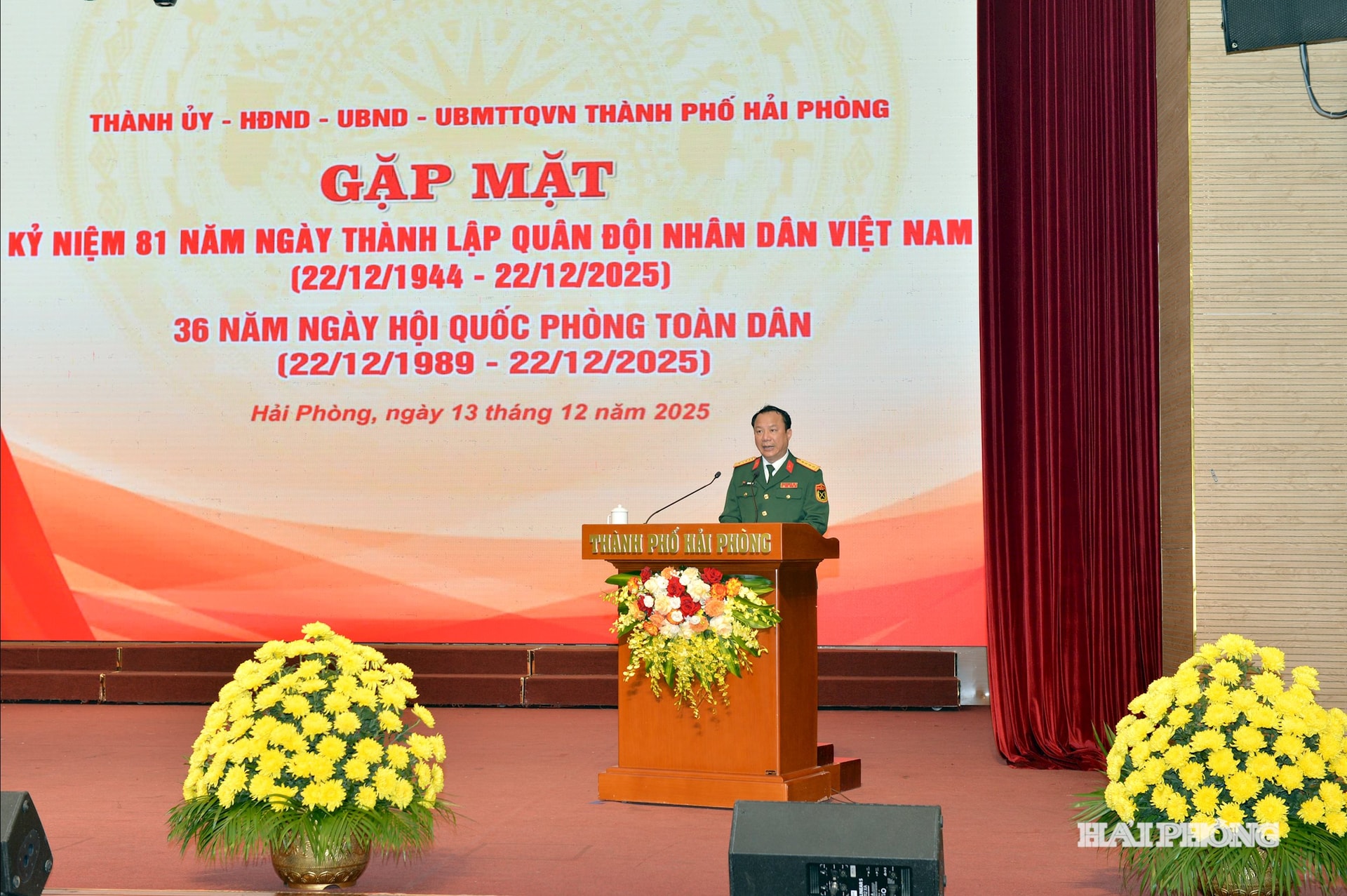 Đại tá Đặng Văn Hòa, Chính ủy Bộ Chỉ huy quân sự thành phố phát biểu tại lễ gặp mặt