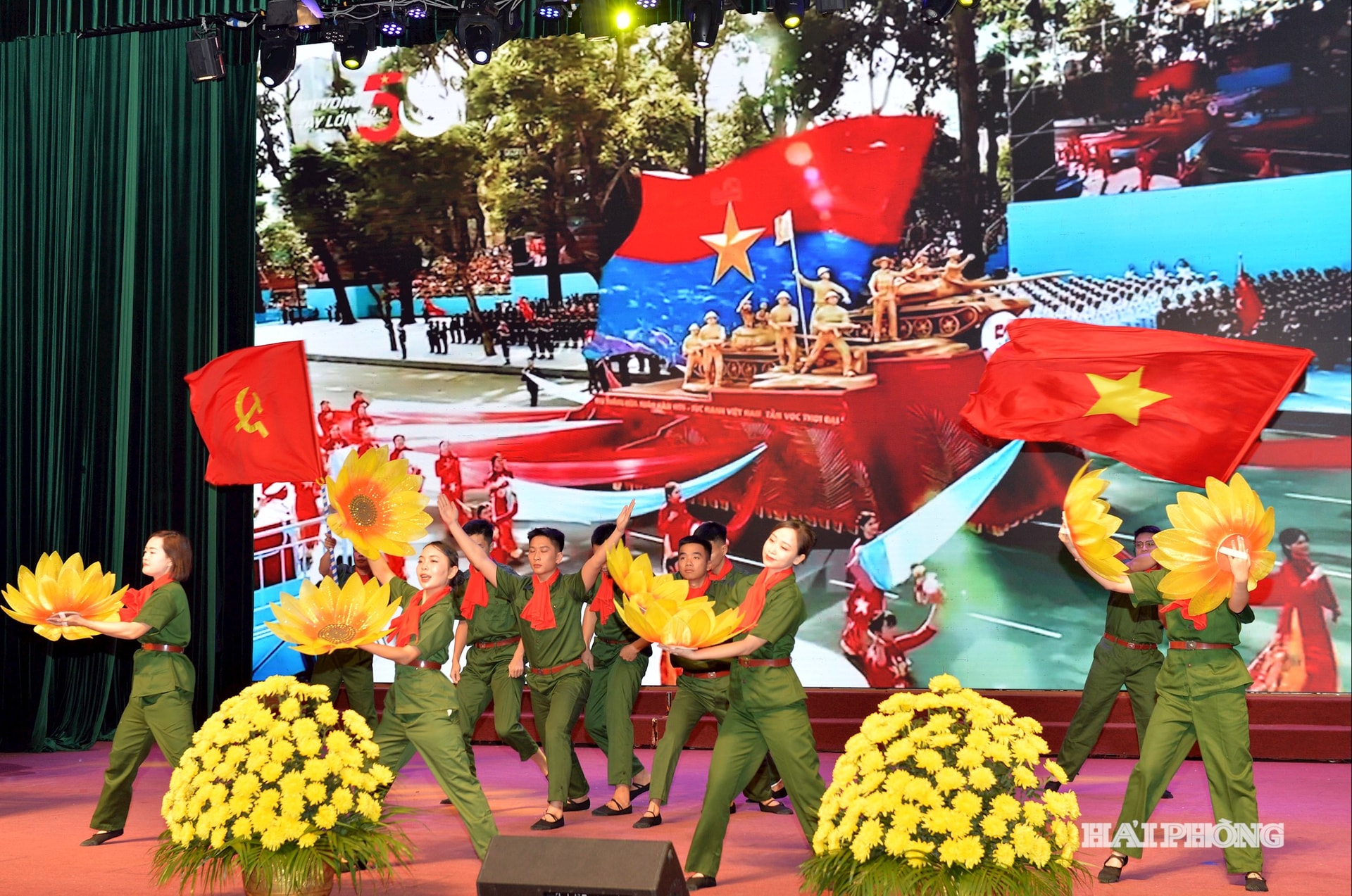 Đội văn nghệ Bộ Chỉ huy quân sự thành phố biểu diễn chào mừng tại lễ gặp mặt