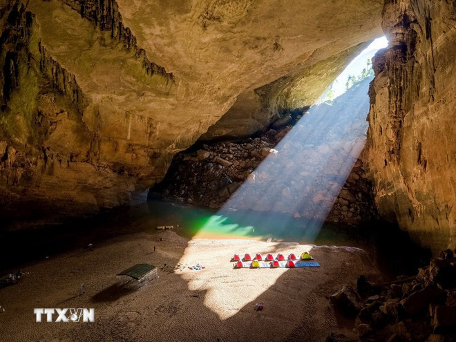 Phía trong hang động Sơn Đoòng. (Ảnh: Hoàng Trung/TTXVN) ttxvn-son-doong.jpg
