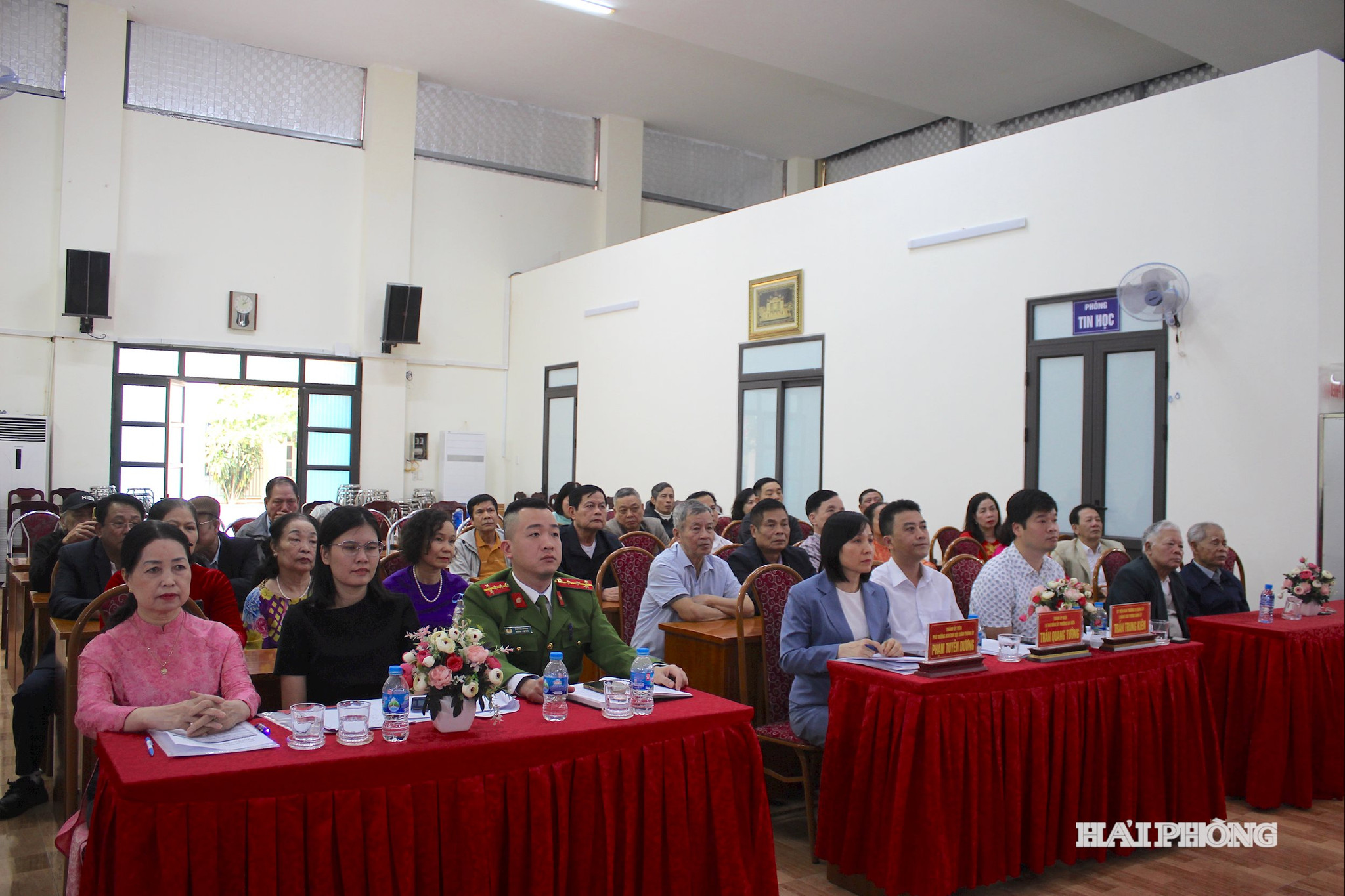 Buổi sinh hoạt chi bộ thường kỳ tháng 12 ở tổ dân phố 12 phường Gia Viên (Hải Phòng) trang trọng hơn thường lệ khi có các đồng chí Uỷ viên Thành uỷ, lãnh đạo Ban Nội chính Thành uỷ, Bí thư Đảng uỷ phường về dự.