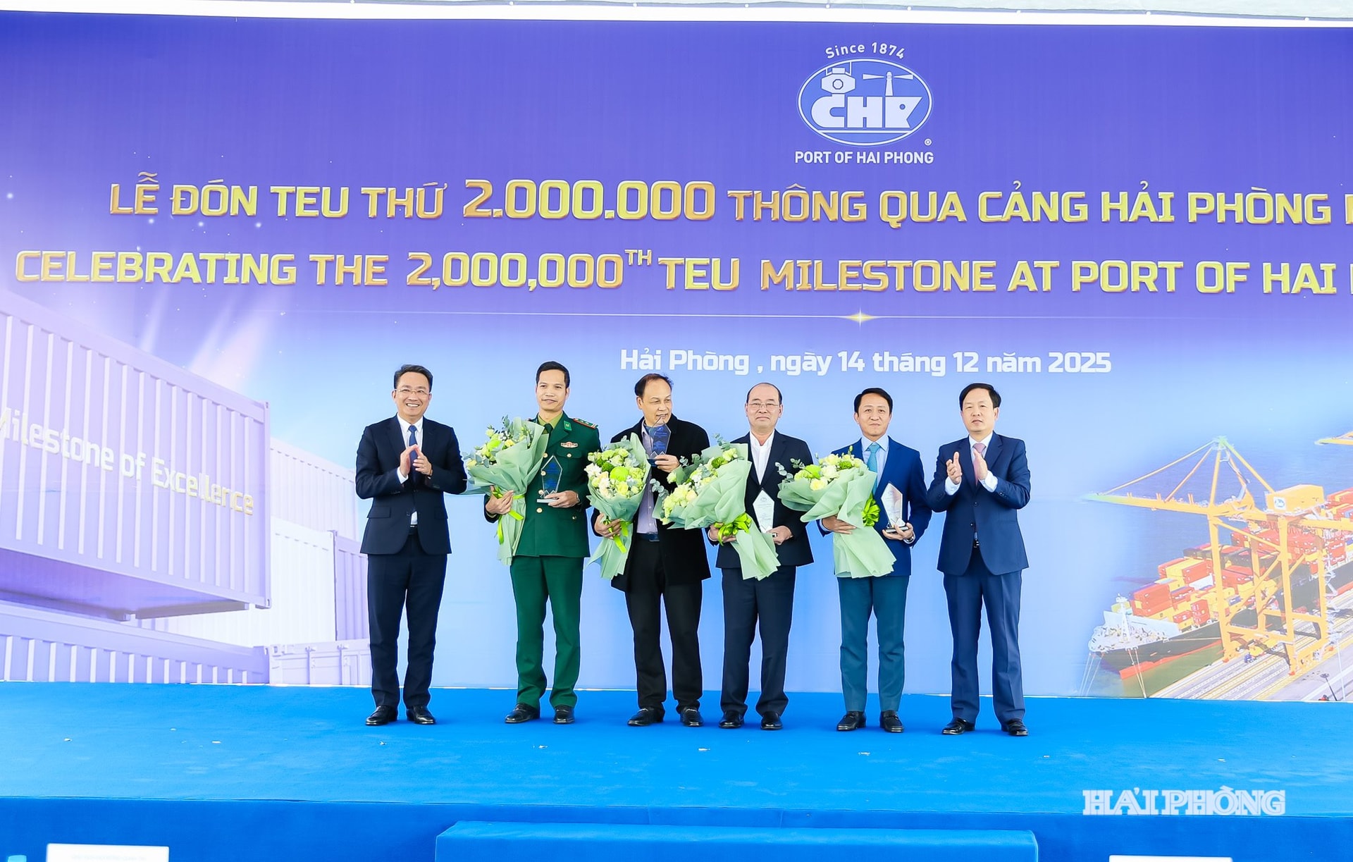 Ledarna för Hai Phong hamn överlämnade blommor och gåvor som ett tecken på tacksamhet.